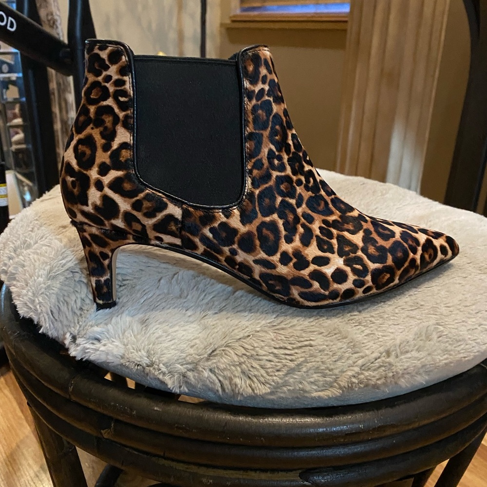 Clark’s size 8.5 leopard leather bootie